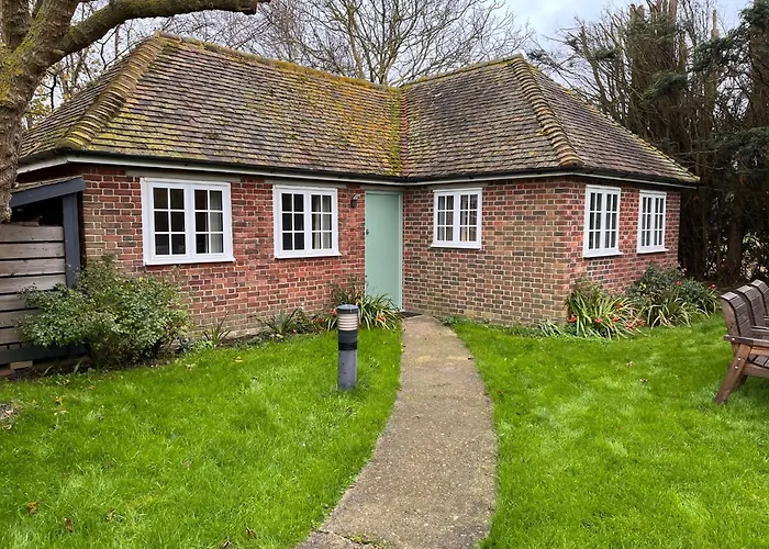 Green Cottage In Grounds Of Grade Ii* Frognal Farmhouse